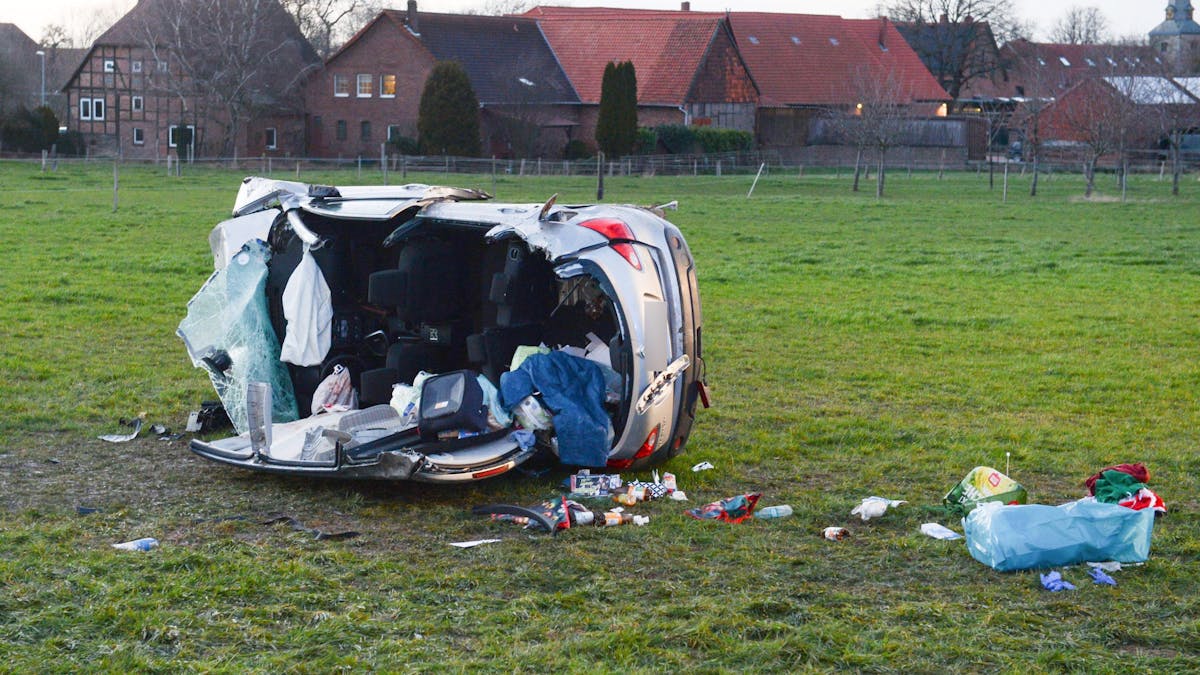 Ein zerstörtes Auto liegt auf einer Wiese. Bei einem Frontalzusammenstoß zweier Autos bei Barsinghausen in der Region Hannover sind zwei Kinder gestorben. Die Polizei ermittelt wegen eines illegalen Autorennens.