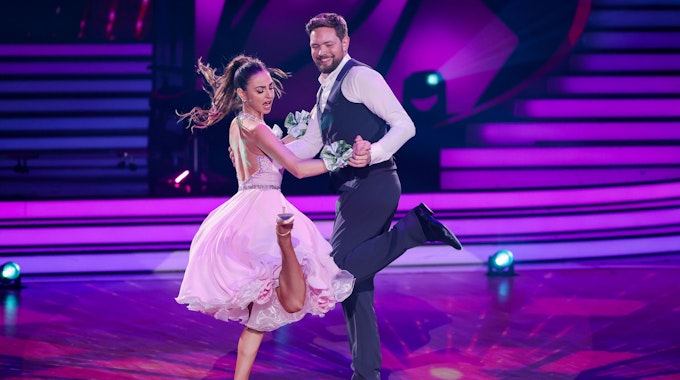 Bastian Bielendorfer, Comedian, und Ekaterina Leonova, Profitänzerin, tanzen in der RTL-Tanzshow „Let’s Dance“.