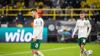 Ramy Bensebaini (l.) und Nico Elvedi (r.) schauen nach dem 0:6 bei Borussia Dortmund am 20. Februar 2022 enttäuscht.