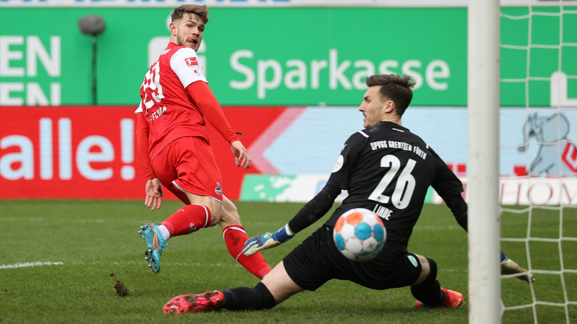Die Führung für den 1. FC Köln bei Greuther Fürth: Jan Thielmann berührt eine Flanke von Florian Kainz nicht mehr, Torwart Andreas Linde ist ohne Chance.