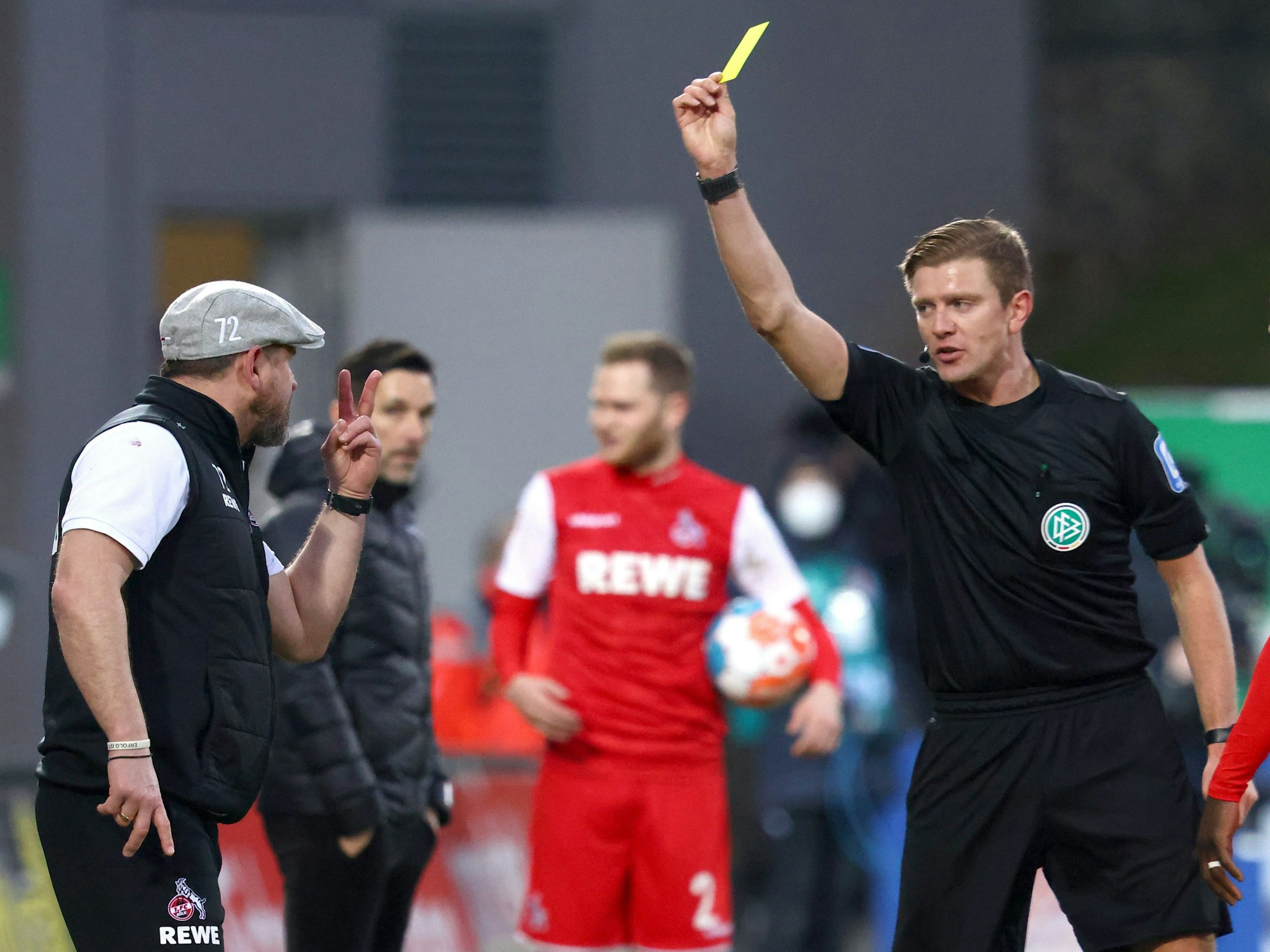 Schiedsrichter Robert Schröder zeigte Steffen Baumgart im Spiel gegen Greuther Fürth die Gelbe Karte.