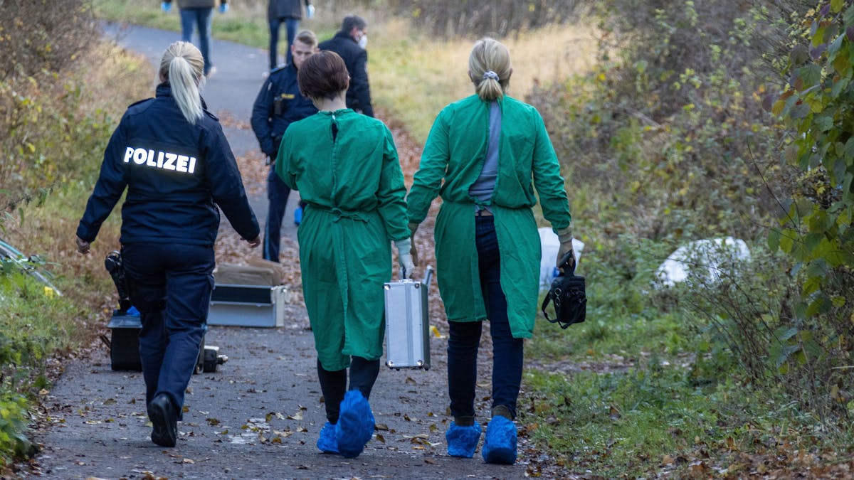Ein Toter wurde gefunden: Eine Schulklasse machte jetzt die schreckliche Entdeckung. Unser Bild zeigt die Polizei bei einem anderen Leichenfund im unterfränkischen Bad Neustadt an der Saale im November 2021.
