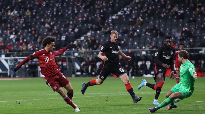 Leroy Sané trifft gegen Kevin Trapp für Bayern München bei Eintracht Frankfurt.