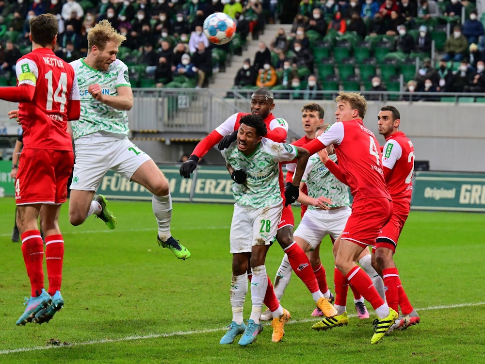 Sebastian Griesbeck erzielt den Ausgleich zum 1:1 im Spiel gegen den 1. FC Köln (26. Februar 2022)