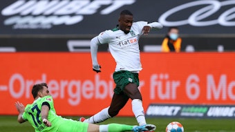 Maximilian Phillipp (l.) vom VfL Wolfsburg im Zweikampf mit Marcus Thuram (r.) von Borussia Mönchengladbach.