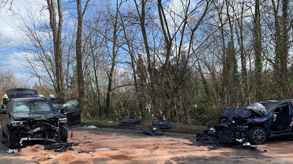 Zwei Autos sind am 26. Februar 2022 in Mülheim an der Ruhr frontal zusammengestoßen. Das Foto zeigt die Unfallstelle.