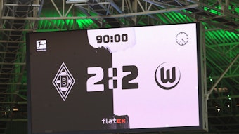 Die Anzeigetafel im Borussia-Park zeigt das Endergebnis zwischen Borussia Mönchengladbach und dem VfL Wolfsburg am Samstag (26. Februar 2022).