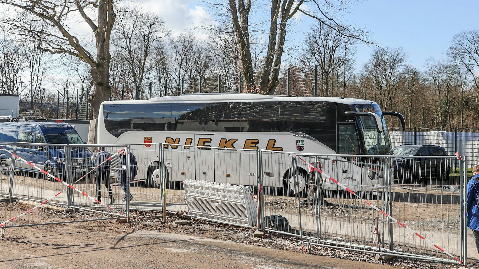 Der Schalker Mannschaftsbus am Karlsruher Wildparkstadion