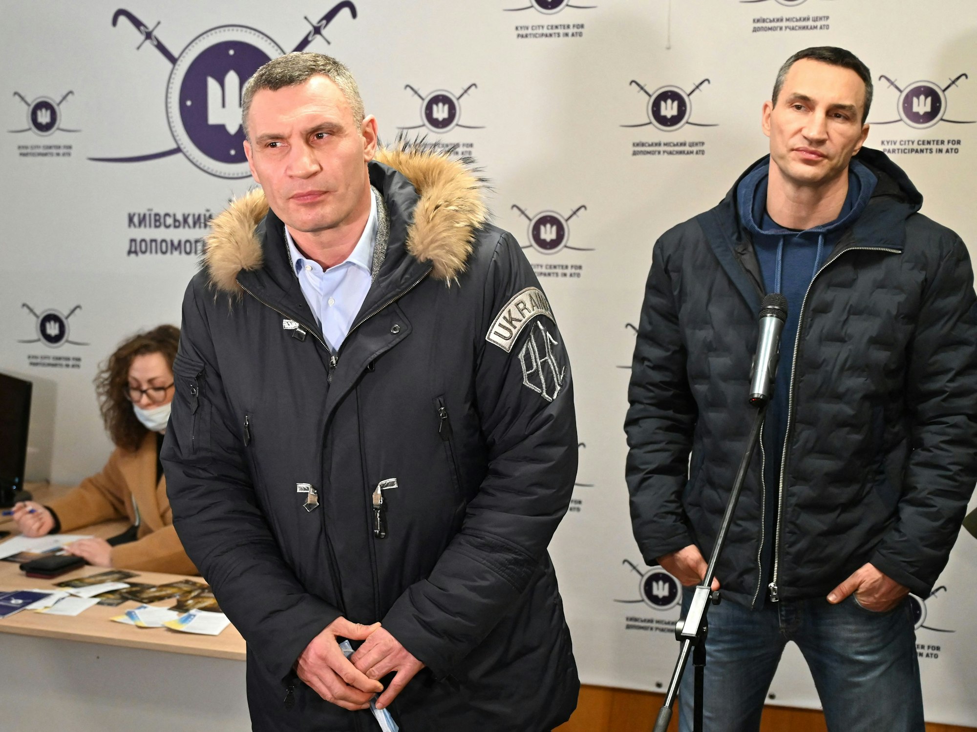 Vitaly Klitschko (v.) und Bruder Wladimir bei einer Pressekonferenz in Kiew.