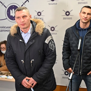 Vitaly Klitschko (v.) und Bruder Wladimir bei einer Pressekonferenz in Kiew.