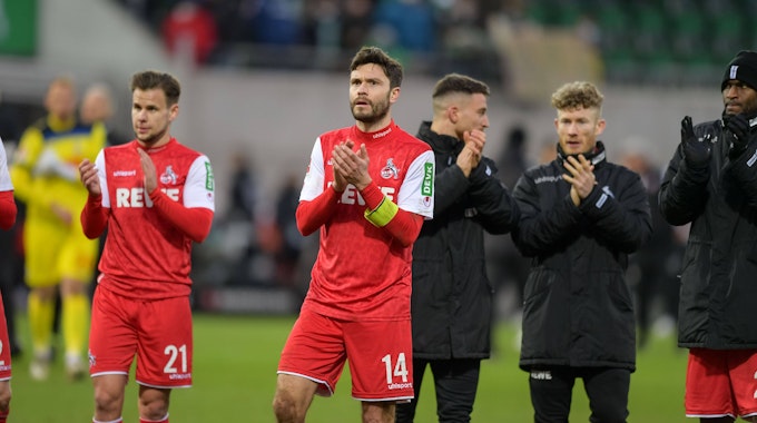 Jonas Hector applaudiert den Fans in Fürth.