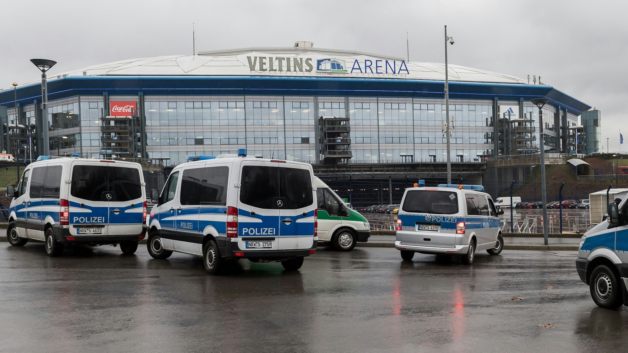 Polizeiwagen stehen vor der Schalker Veltins-Arena