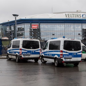 Polizeiwagen stehen vor der Schalker Veltins-Arena