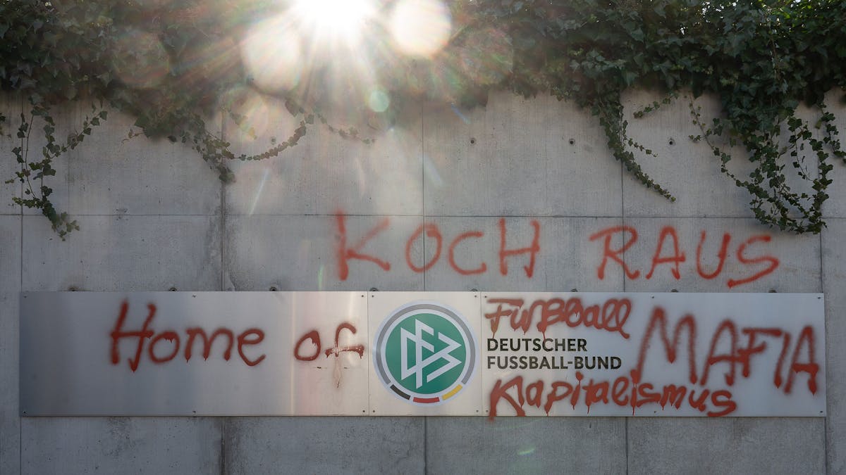 Die Slogans „Koch raus“ sowie „Home of Fußball Mafia“ und „Kapitalismus“ stehen an der DFB-Zentrale.