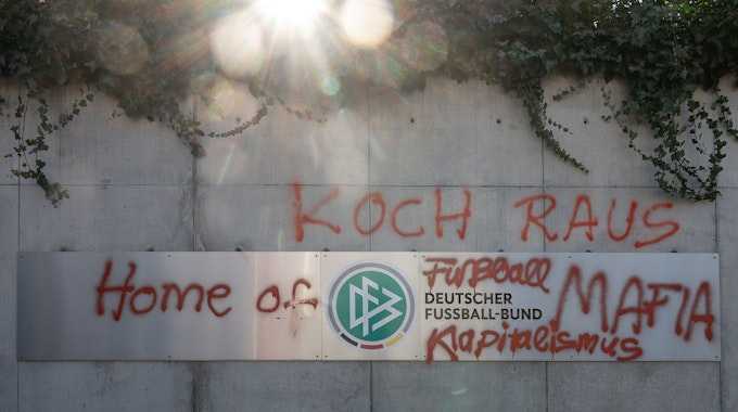 Die Slogans „Koch raus“ sowie „Home of Fußball Mafia“ und „Kapitalismus“ stehen an der DFB-Zentrale.