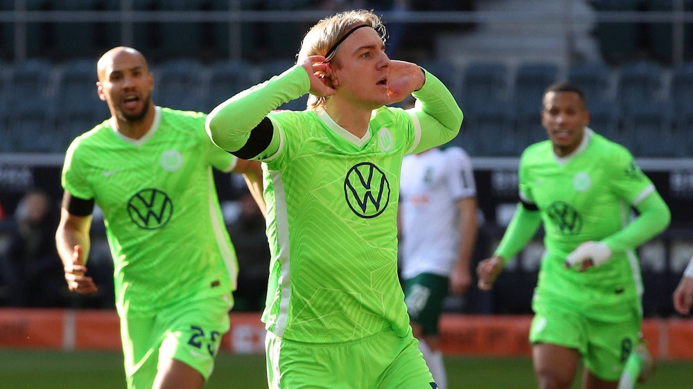 Sebastiaan Bornauw vom VfL Wolfsburg jubelt nach seinem Tor.