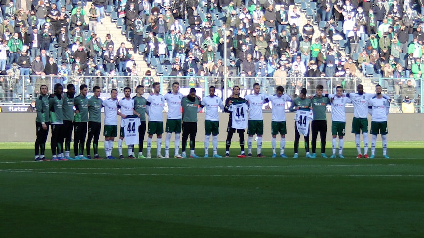 Borussia Mönchengladbach ehrte den verstorbenen Jugendspieler Jordi Bongard vor dem Spiel gegen den VfL Wolfsburg am Samstag (26. Februar 2022) mit einer Schweigeminute.