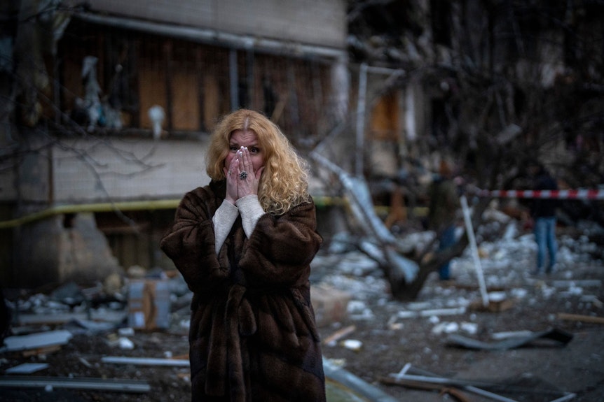Natali Sewriukowa schlägt sich die Hände vors Gesicht. Am 25. Februar 2022 steht sie neben ihrem Haus nach einem Raketenangriff.