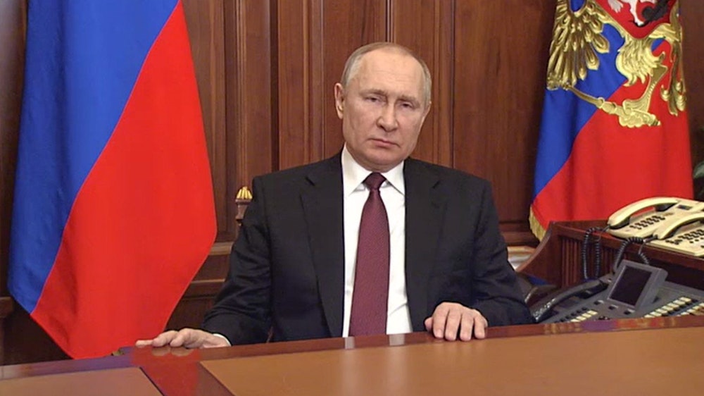 Dieses von der russischen Staatsagentur Tass verbreitete Bild, das aus einem Video gemacht wurde, zeigt den russischen Präsident Wladimir Putin bei einer TV-Ansprache zur Ankündigung einer militärischen Sonderoperation im Donbass.