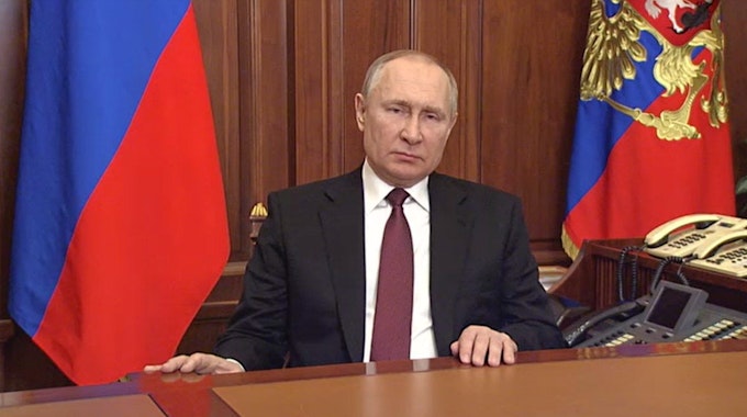 Dieses von der russischen Staatsagentur Tass verbreitete Bild, das aus einem Video gemacht wurde, zeigt den russischen Präsident Wladimir Putin bei einer TV-Ansprache zur Ankündigung einer militärischen Sonderoperation im Donbass.