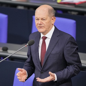 Bundeskanzler Olaf Scholz (SPD) spricht im Bundestag