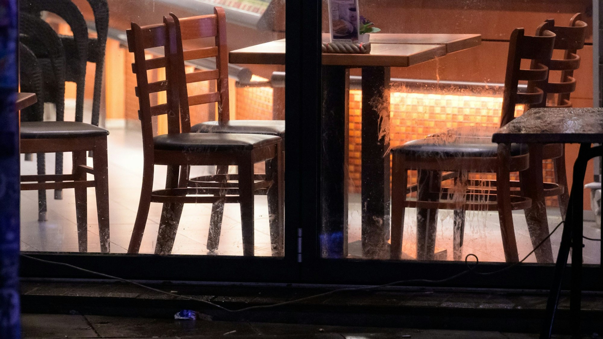 Ein Restaurant hat Russen den Zugang verwehrt. Auf Twitter und Facebook wurde das Vorgehen scharf kritisiert. Unser undatiertes Symbolfoto zeigt Stühle in einer Bäckerei – das Foto steht in keinem Zusammenhang mit dem aktuellen Fall in Baden-Württemberg.
