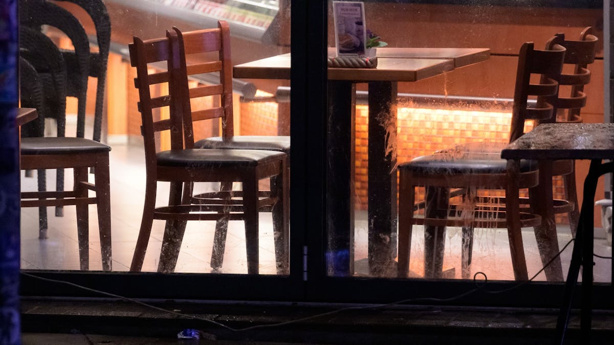 Ein Restaurant hat Russen den Zugang verwehrt. Auf Twitter und Facebook wurde das Vorgehen scharf kritisiert. Unser undatiertes Symbolfoto zeigt Stühle in einer Bäckerei – das Foto steht in keinem Zusammenhang mit dem aktuellen Fall in Baden-Württemberg.