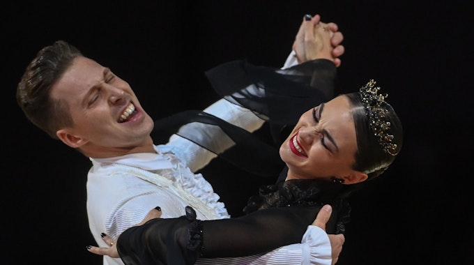Renata und Valentin Lusin tanzen im Halbfinale der Showdance Standard Weltmeisterschaft Oktober 2021 in Leipzig.