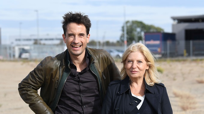 Schauspieler Oliver Mommsen, als Hauptkommissar Nils Stedefreund und Schauspielerin Sabine Postel, als Hauptkommissarin Inga Lürsen bei einem Pressetermin am Rande der Dreharbeiten eines Bremer „Tatorts“.