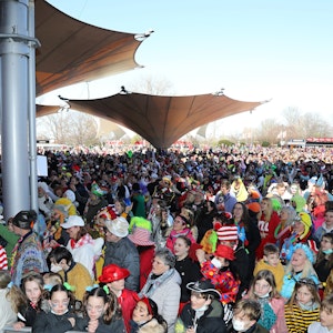 6000 Jecken feiern im Tanzbrunnen.
