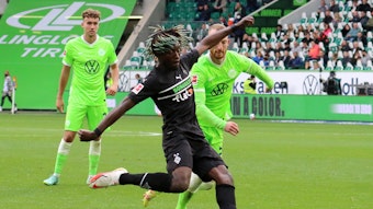 Manu Koné schießt einen Ball im Spiel gegen den VfL Wolfsburg am 26. Februar 2022.