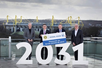 Die Vorsitzenden von Borussia Dortmund und Signal Iduna, der Signal-Iduna-Park im Hintergrund.