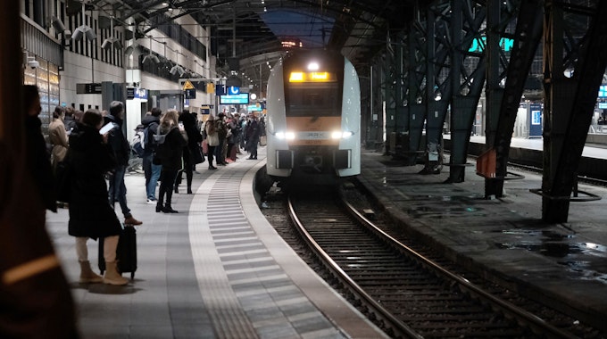 Zug fährt in den Hauptbahnhof von Köln ein.