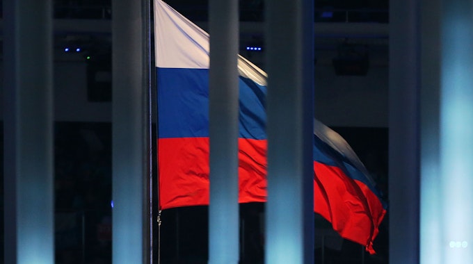Eine Flagge Russlands weht am 07.03.2014 hinter einem Zaun während der Eröffnungsfeier der Paralympischen Spiele 2014 im Fisht Olympiastadion in Sotschi, Russland.