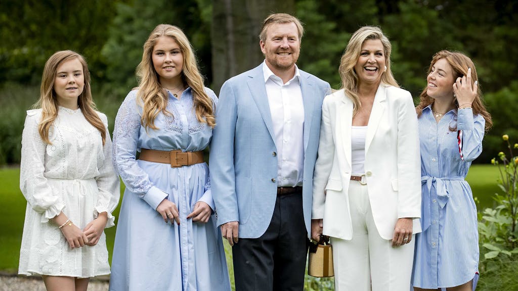 Die niederländische Königsfamilie steht am 17. Juli 2020 im Garten.
