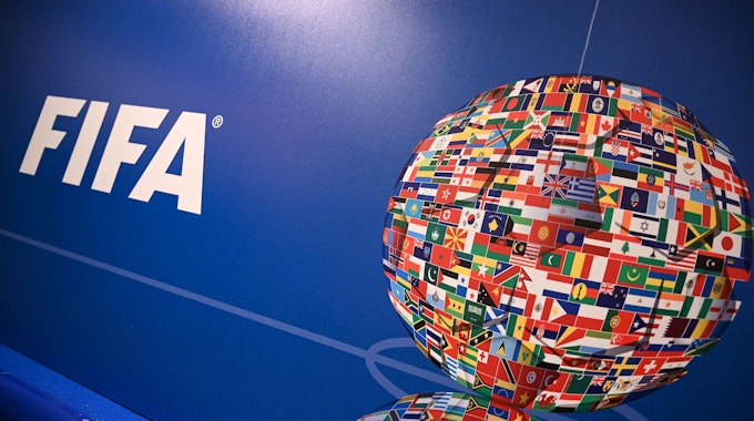 Das FIFA-Logo und eine Weltkugel aus Länderflaggen