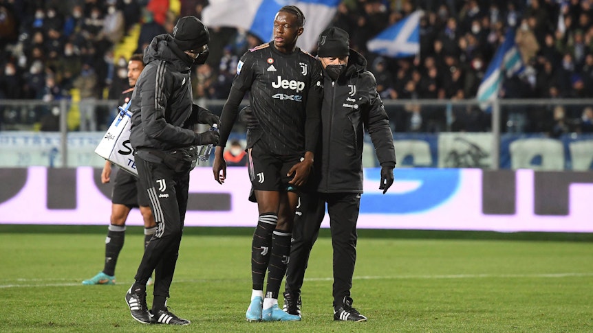 Denis Zakaria (Mitte), ehemaliger Spieler von Borussia Mönchengladbach, verlässt am Samstag (26. Februar 2022) nach nur 37 Minuten gegen den FC Empoli das Feld. Er wird Juventus Turin einige Wochen fehlen.