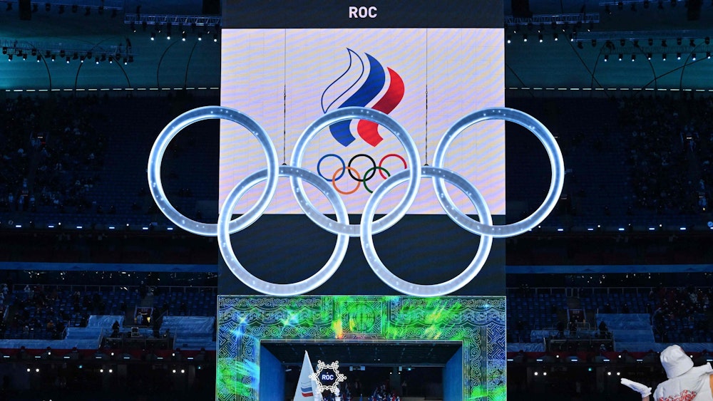 Die Athletinnen und Athleten des Russischen Olympischen Komitees (ROC) laufen bei der Olympia-Eröffnungsfeier ein.