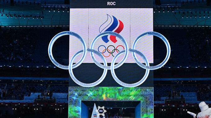 Die Athletinnen und Athleten des Russischen Olympischen Komitees (ROC) laufen bei der Olympia-Eröffnungsfeier ein.