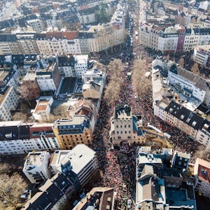 Zehntausende Menschen haben sich zu einer Friedensdemonstration am Rosenmontag in der Innenstadt versammelt.