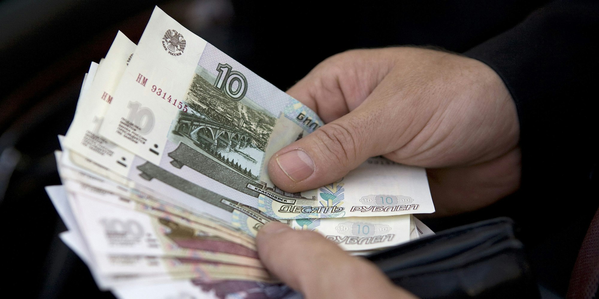 Ein Mann zählt russische Rubel-Geldscheine, aufgenommen am 10.06.2009 in Moskau.