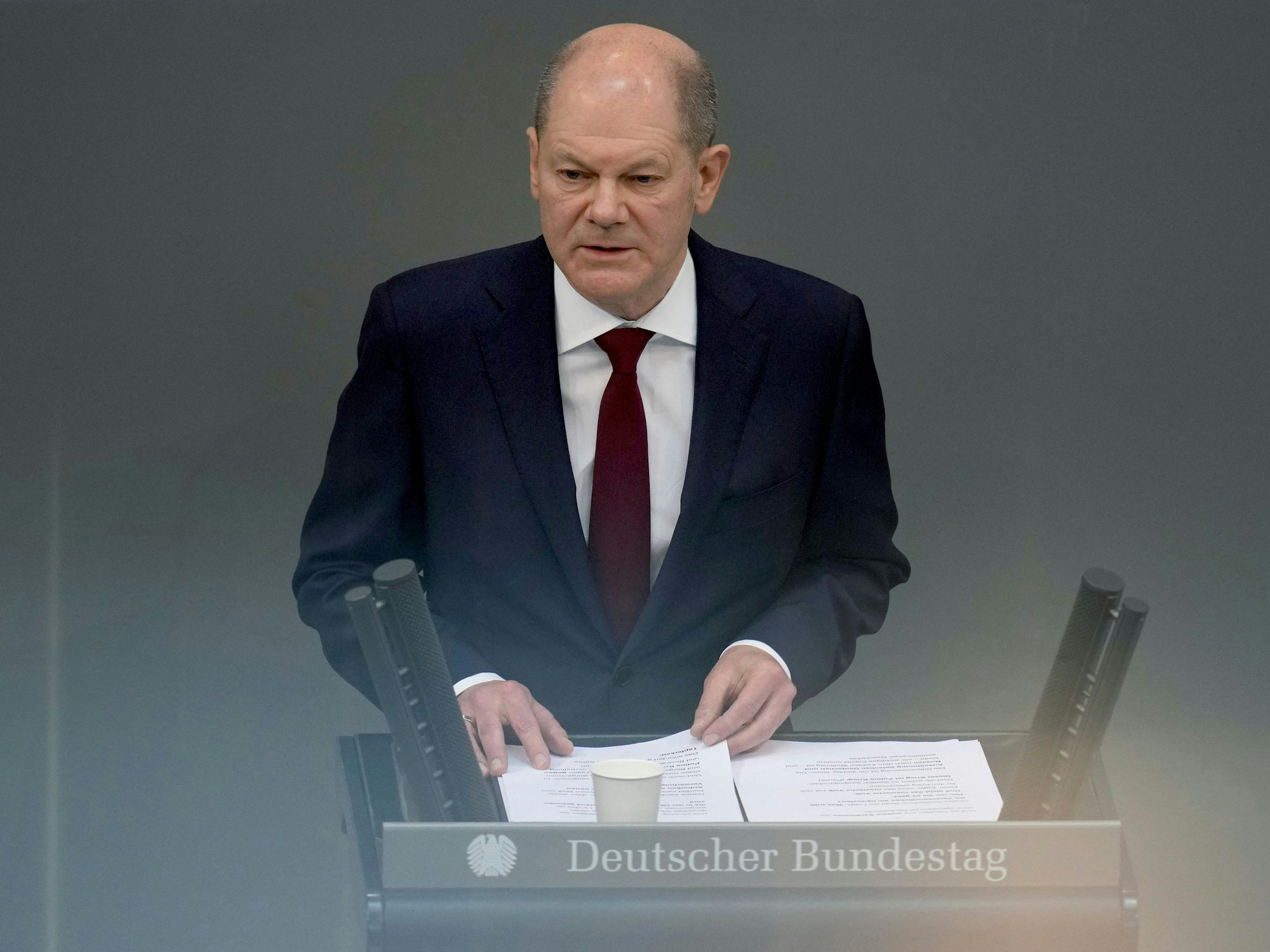 Der Bundeskanzler Olaf Scholz bei seiner Rede im Reichstag.
