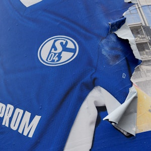 Das Logo des russischen Energieunternehmens Gazprom ist auf einem Werbeplakat vor der Veltins Arena des Fußball-Zweitligisten FC Schalke 04 zu sehen.