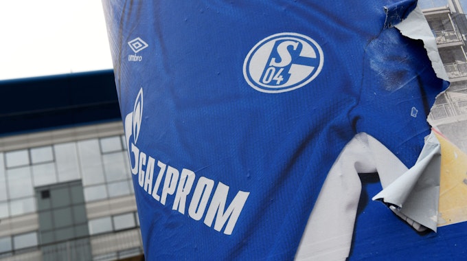 Das Logo des russischen Energieunternehmens Gazprom ist auf einem Werbeplakat vor der Veltins Arena des Fußball-Zweitligisten FC Schalke 04 zu sehen.