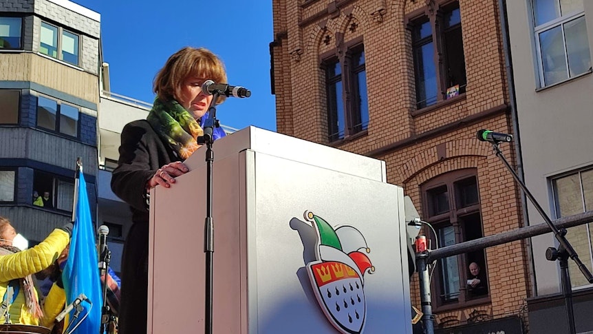 Henriette Reker bei ihrer Rede auf der Friedensdemo in Köln.