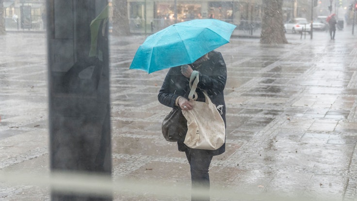 Person mit Regenschirm