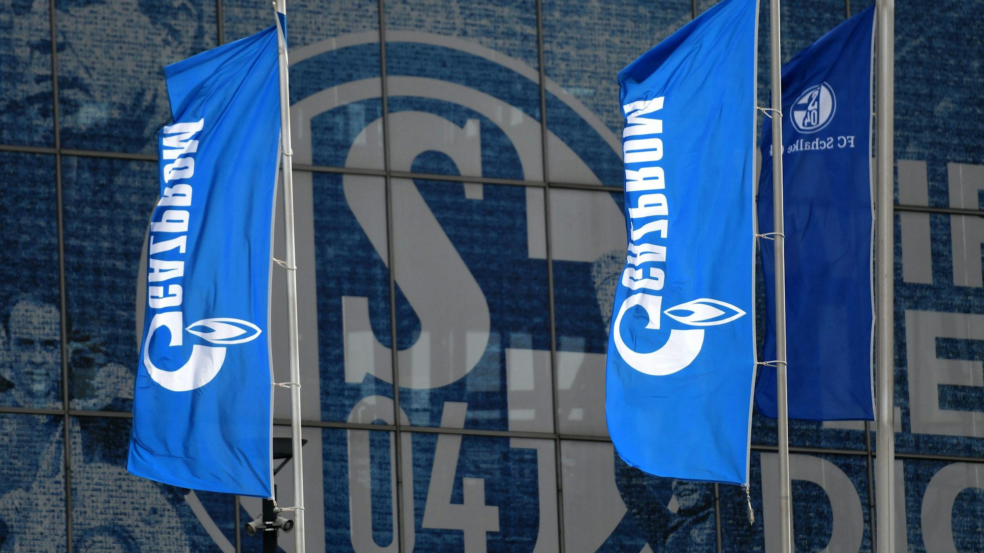 Werbefahnen von Hauptsponsor Gazprom vor der Arena von Schalke 04. 