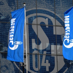 Werbefahnen von Hauptsponsor Gazprom vor der Arena von Schalke 04.