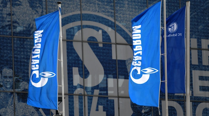 Werbefahnen von Hauptsponsor Gazprom vor der Arena von Schalke 04. 