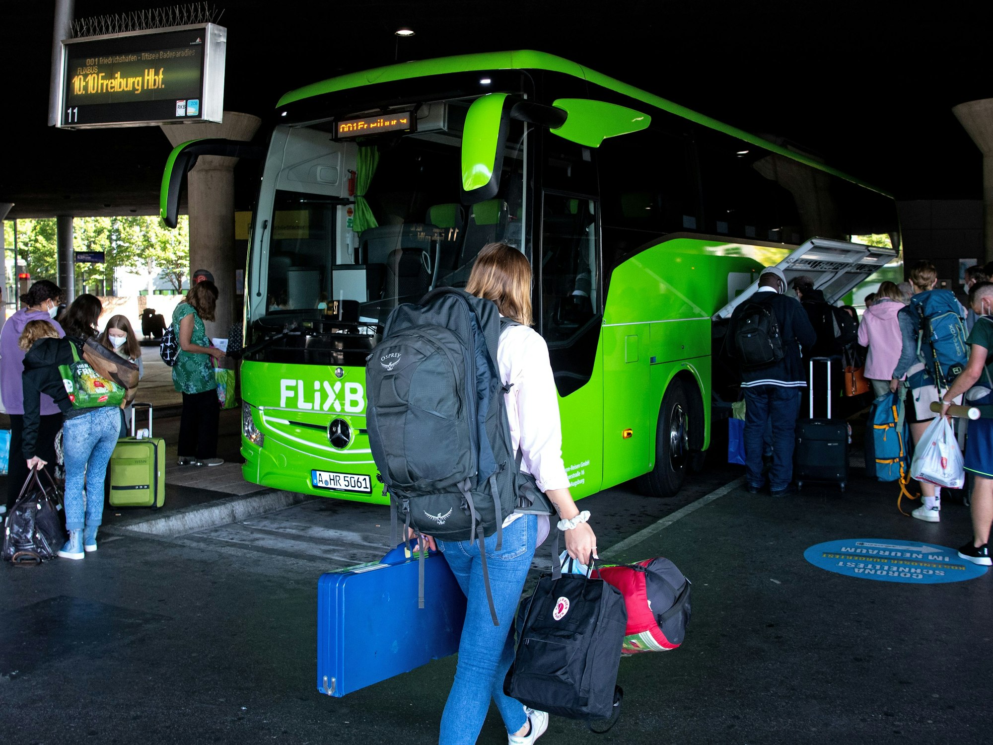 Reisende stehen am Busbahnhof (ZOB) in München an einem Bus. Die Lokführergewerkschaft GDL hat ihre Mitglieder zum Streik bei der Deutschen Bahn aufgerufen. Einige Reisende weichen nun auch auf Busverbindungen aus. +++ dpa-Bildfunk +++